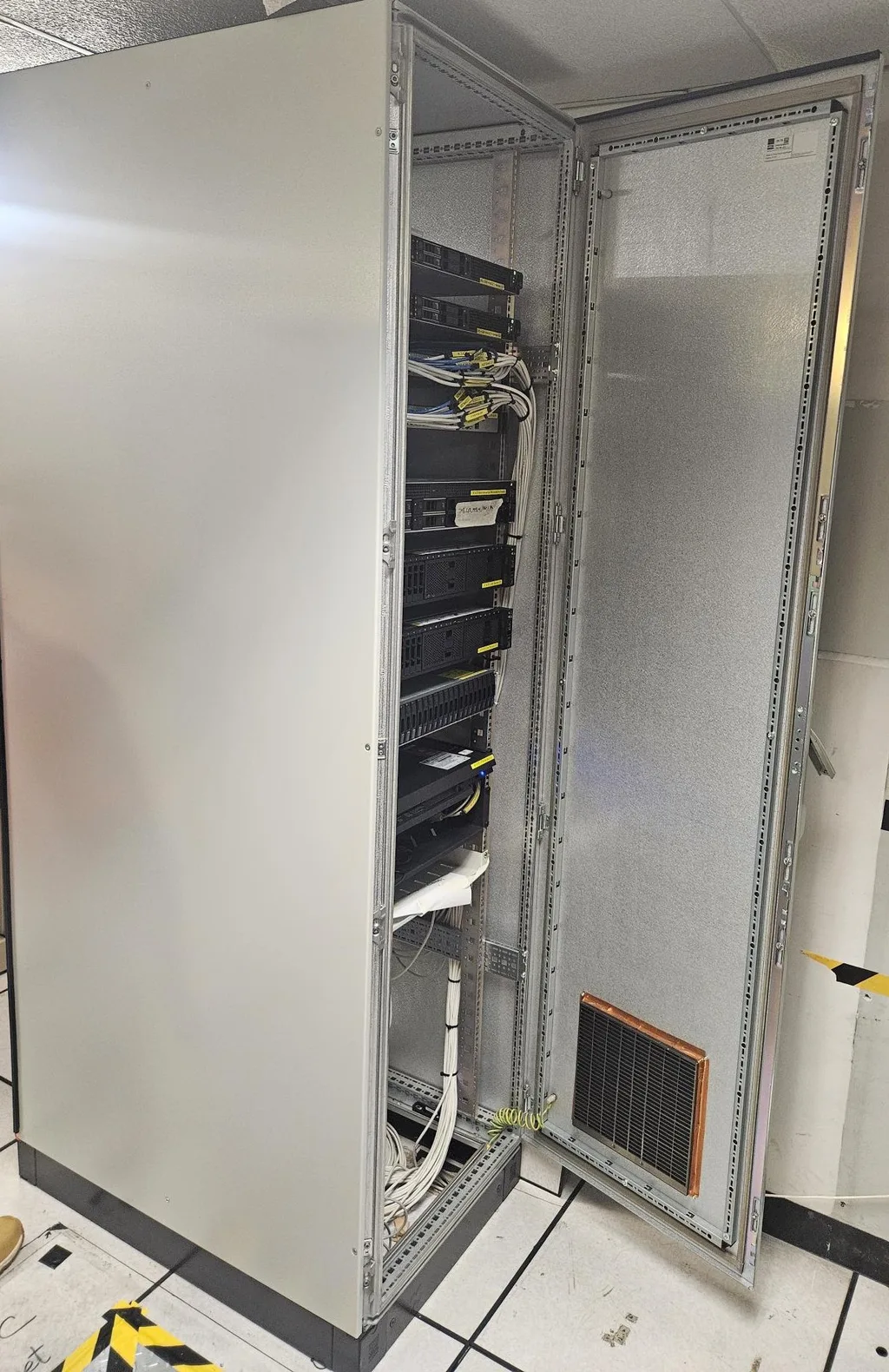 結構化佈線與理線細節 — 符合 Cat 6a / ANSI/TIA/EIA 安裝標準